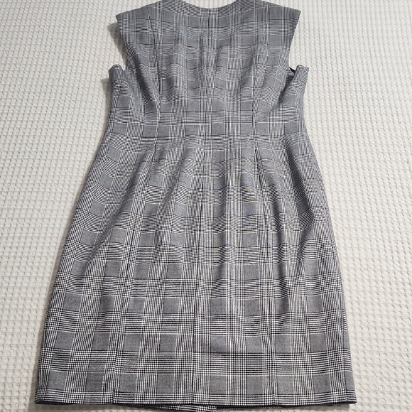 Calvin Klein Gray and Black Asymmetrical Midi Dress with V-Neck and Cap Sleeves - Picture 4 of 5